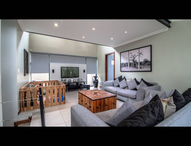 4 BEDROOM FREEHOLD FOR SALE IN LAKESIDE VILLAGE